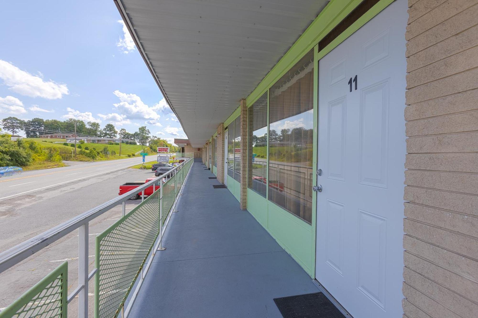 Breezewood Sonrise Inn Lincoln Hwy By Oyo מראה חיצוני תמונה