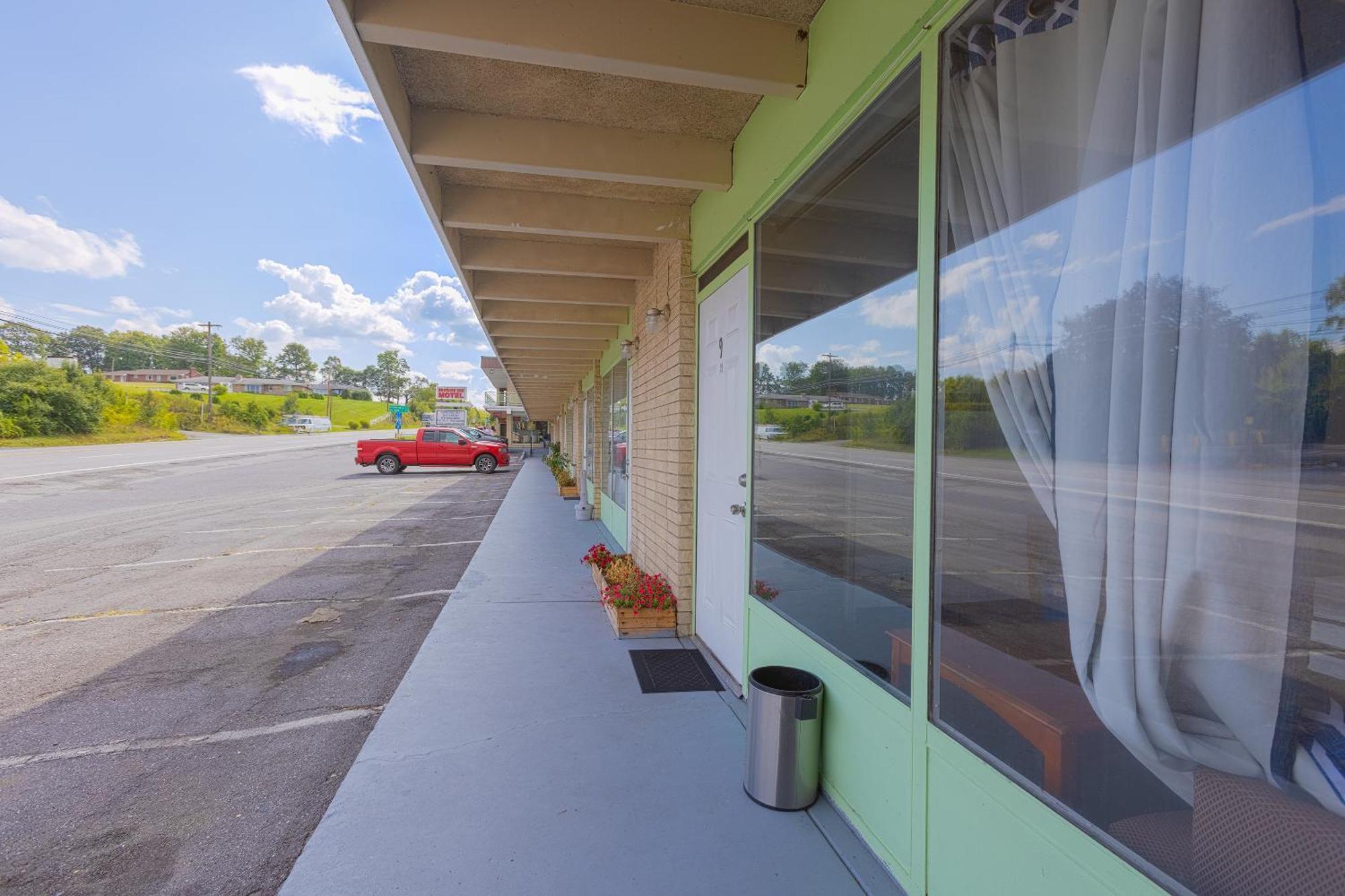 Breezewood Sonrise Inn Lincoln Hwy By Oyo מראה חיצוני תמונה