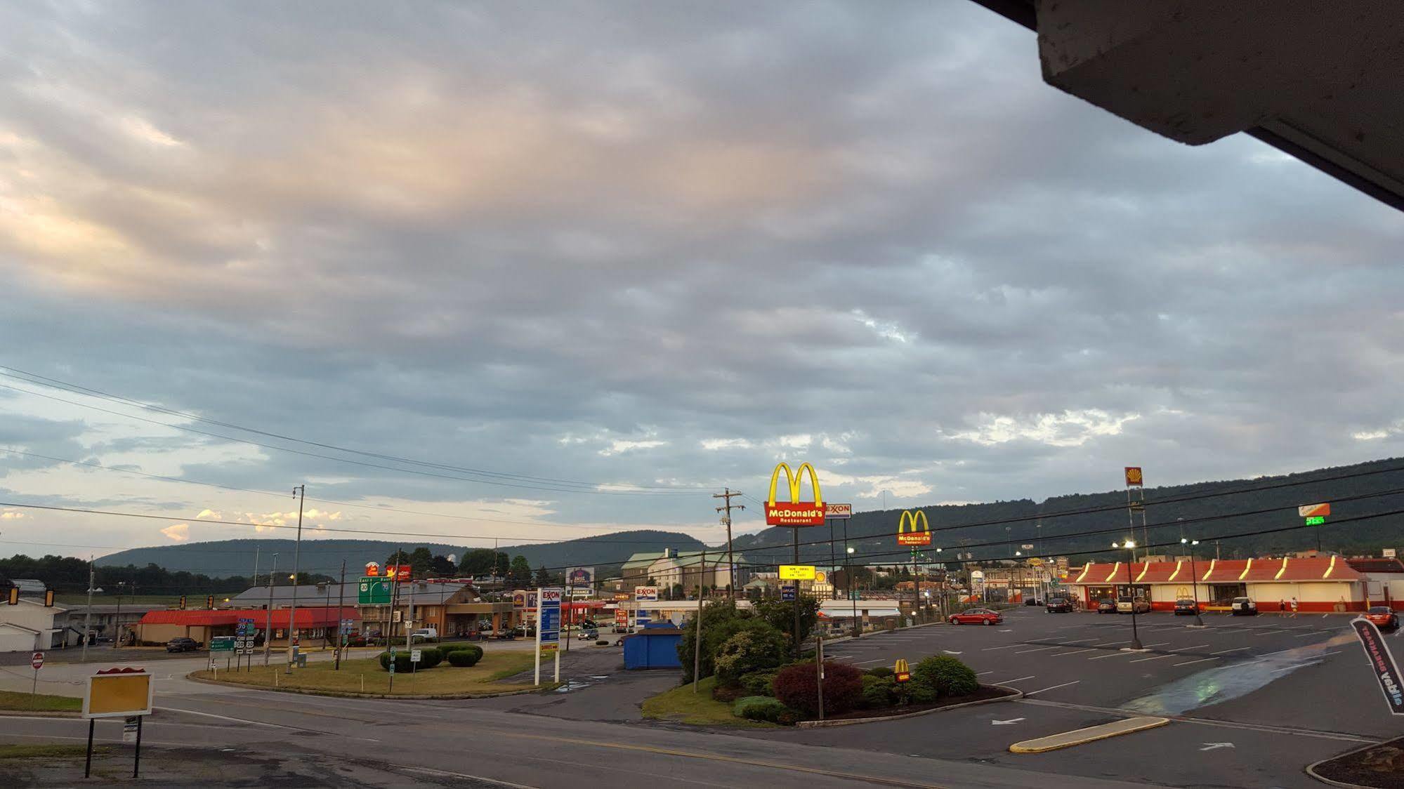 Breezewood Sonrise Inn Lincoln Hwy By Oyo מראה חיצוני תמונה